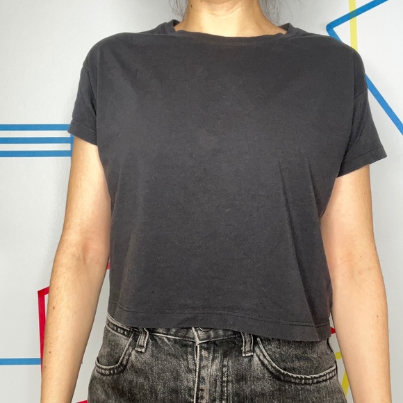 Lululemon Cates Tee in Black - Picture 1 of 3